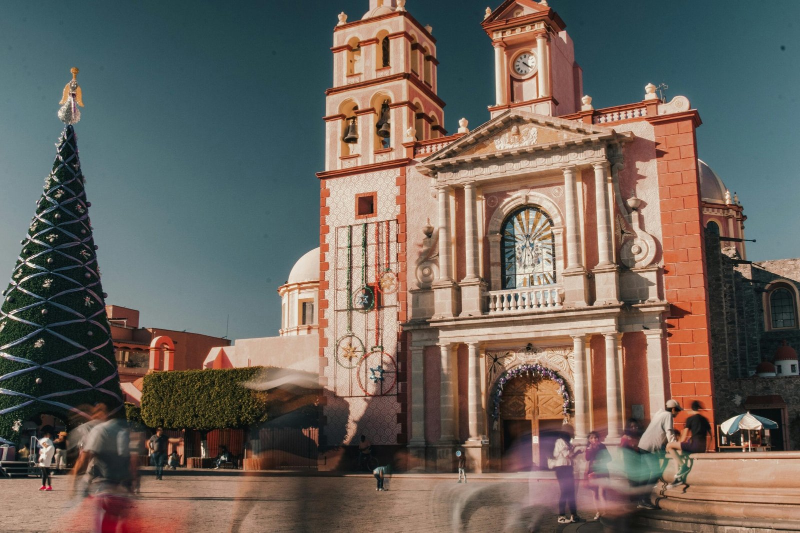 iglesia principal decorada de navidad ya que en este lugar se festeja esta increíble tradición