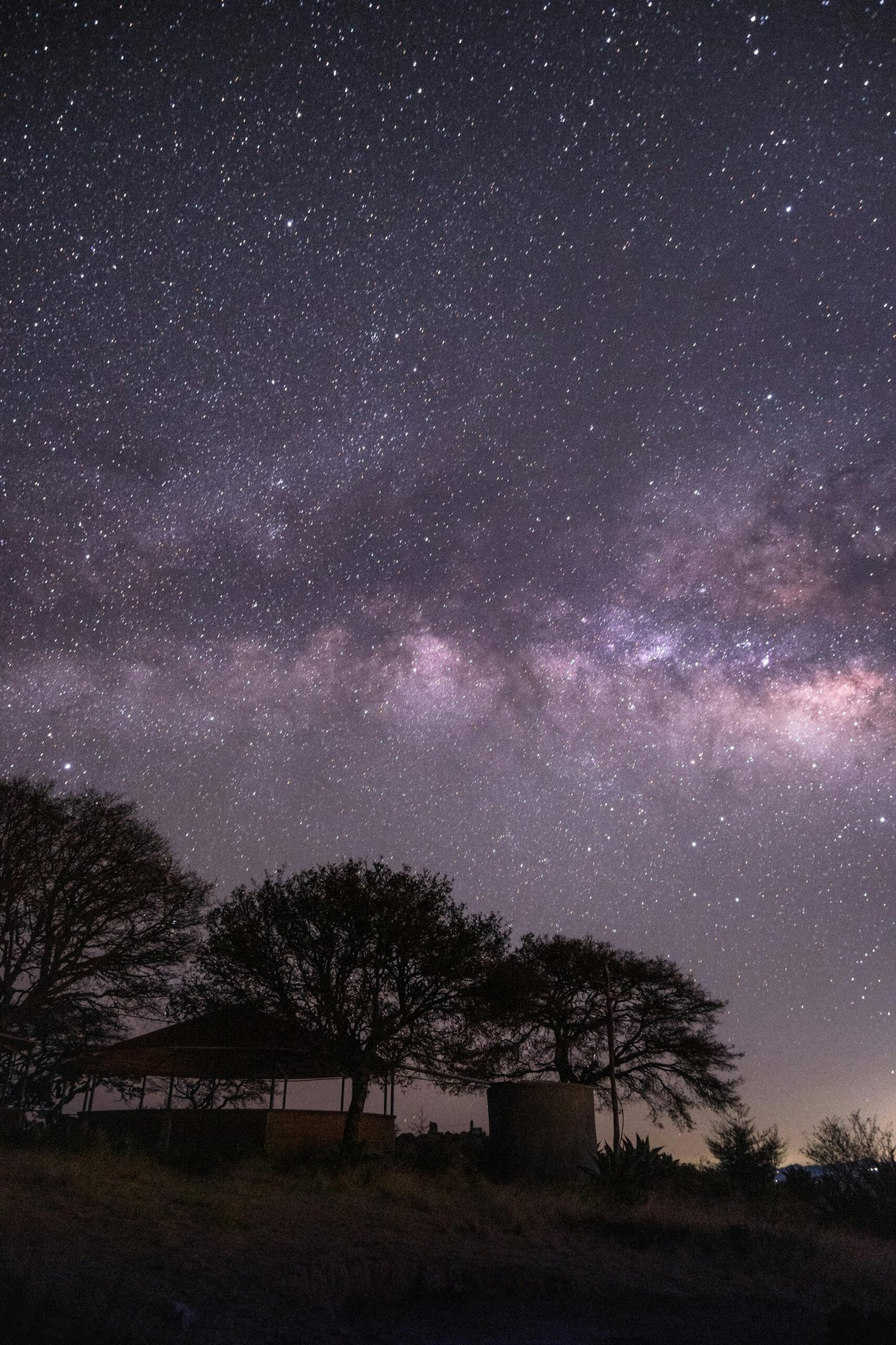 Cuando cae la noche en Tequisquiapan, el cielo se transforma en un lienzo profundo repleto de estrellas. Lejos del bullicio de las grandes ciudades, este encantador Pueblo Mágico ofrece un anochecer sereno
