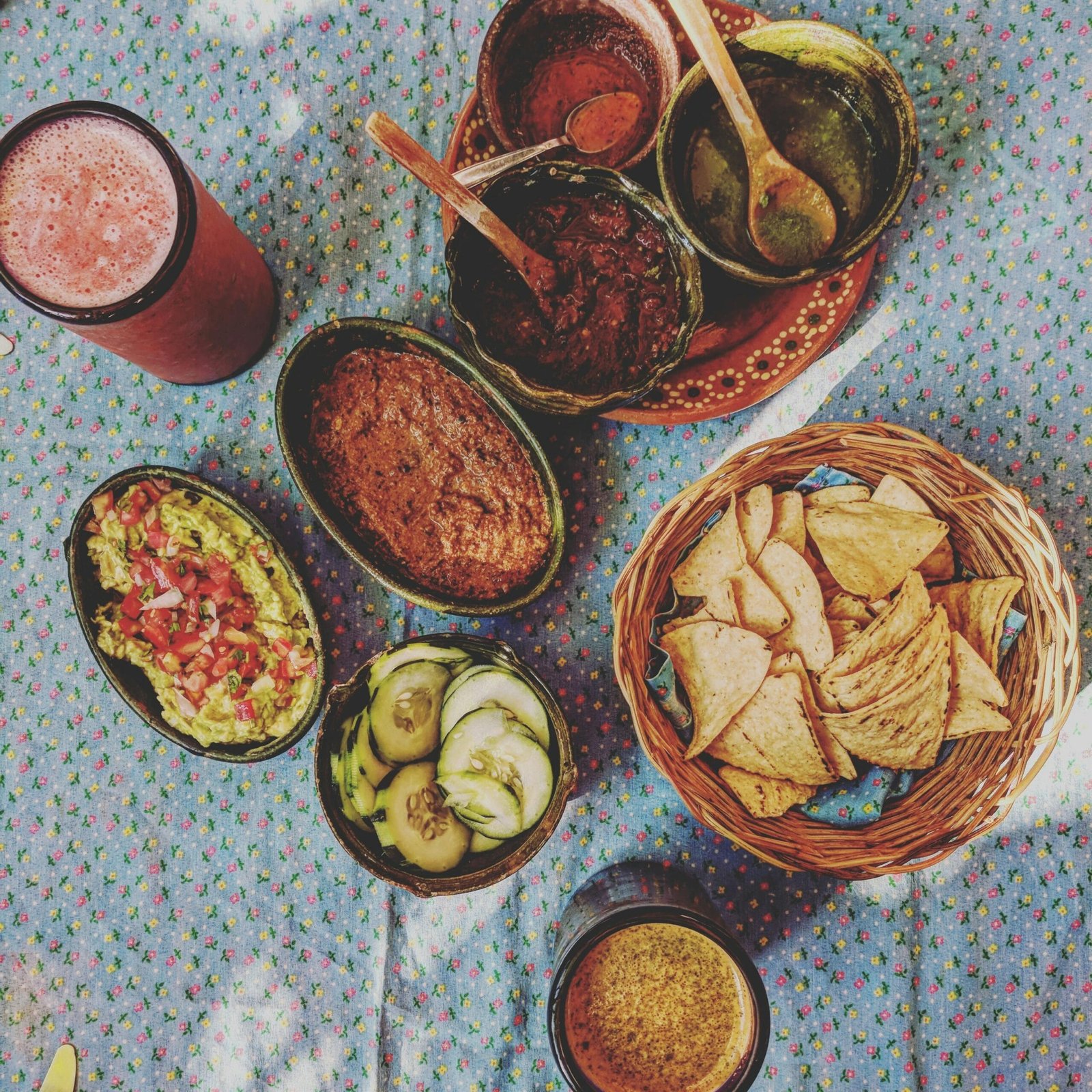 Imagen llena de sabor con la gastronomía Yucateca, dejando ver el achiote de la cochinita pibil, crujientes tiras de tortilla.